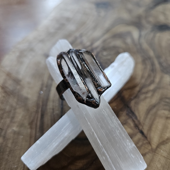 Clear Quartz Rustic Bronze Ring – Boho Energy & Healing Power - Picture 3 of 5